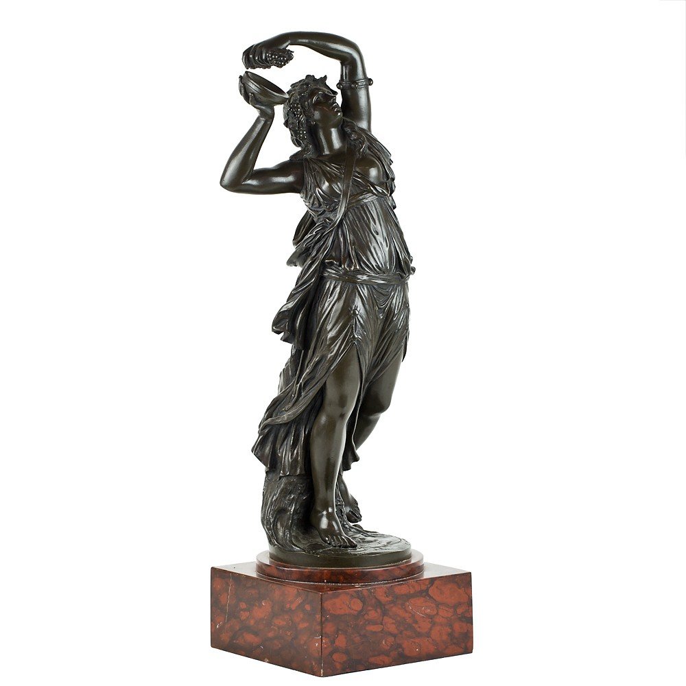 Scultura raffigurante donna greca con uva