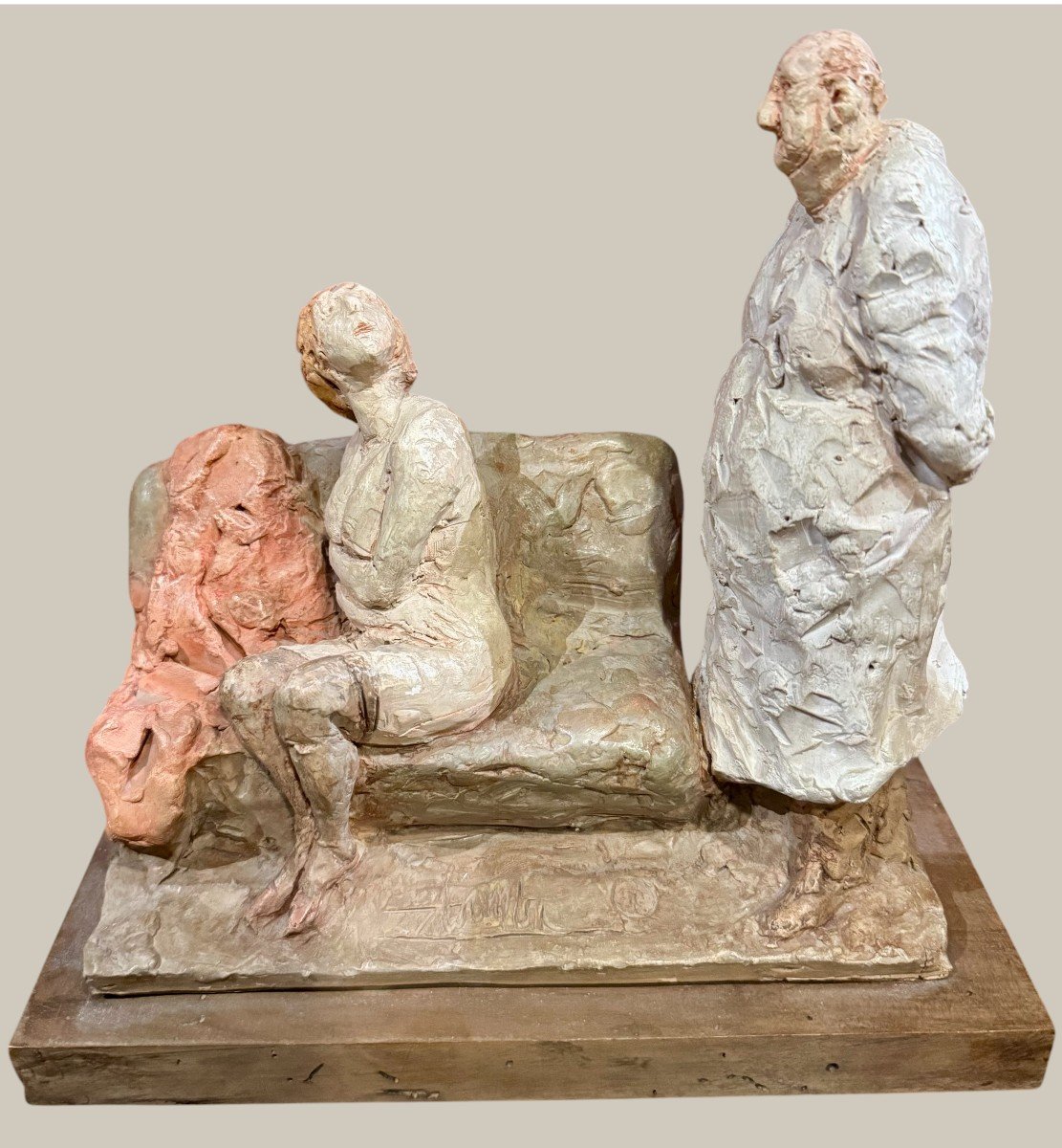 CLETO TOMBA - DONNA SEMINUDA SEDUTA SUL DIVANO CON MEDICO, IN TERRACOTTA POLICROMA 