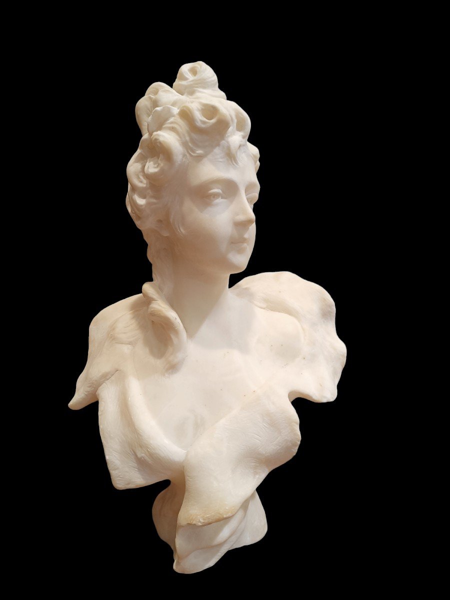 Scultura in alabastro raffigurante donna. Francia,1900 circa.