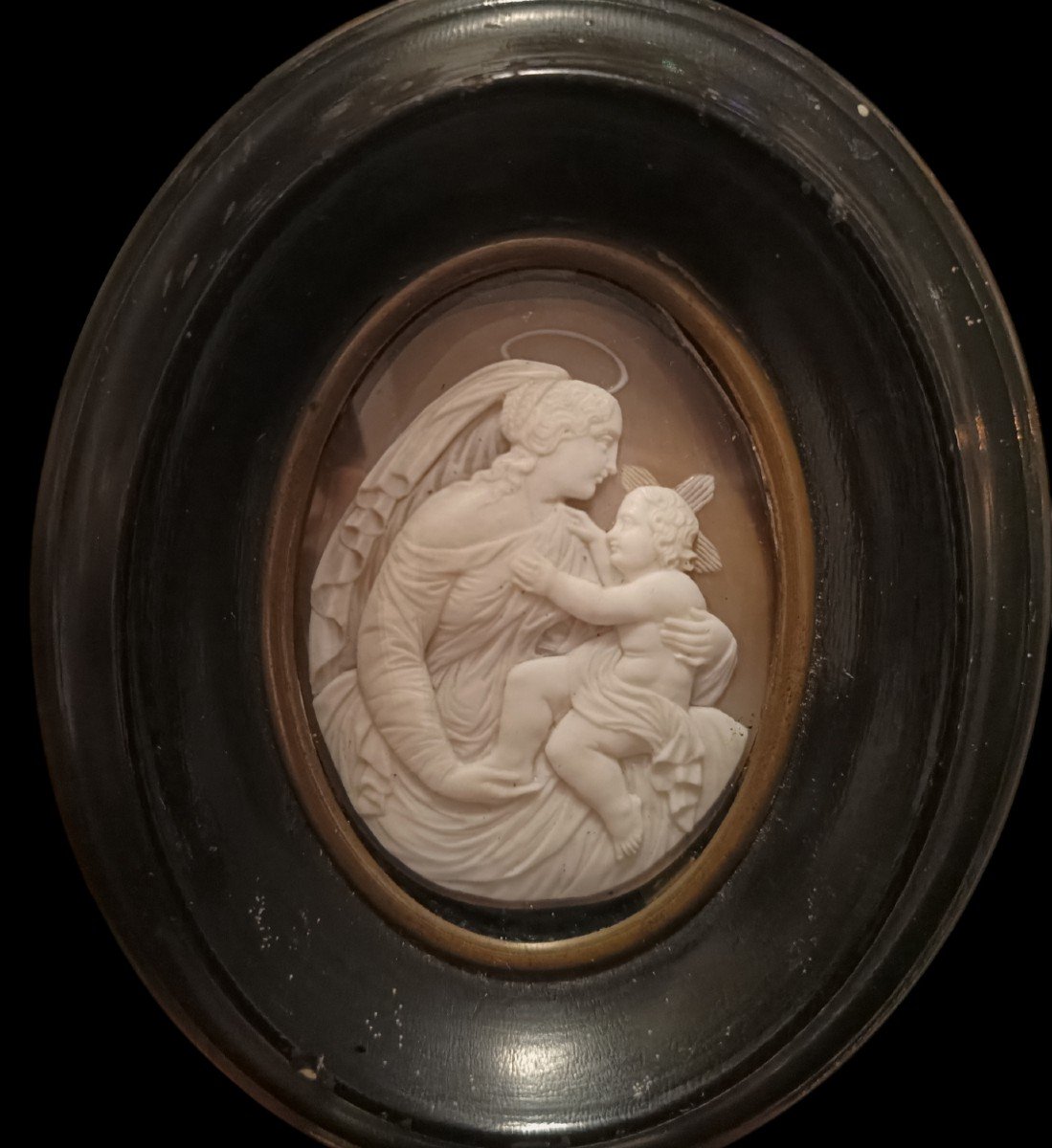 Cammeo di conchiglia raffigurante madonna con bambino. Italia,XIX secolo.