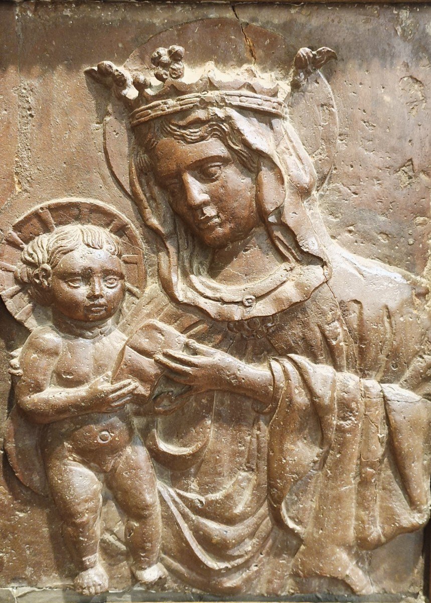 Altorilievo in terracotta raffigurante Madonna con bambino.Italia,XVI secolo.