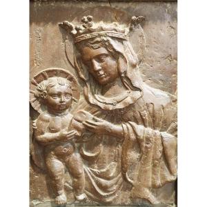 Altorilievo in terracotta raffigurante Madonna con bambino.Italia,XVI secolo.