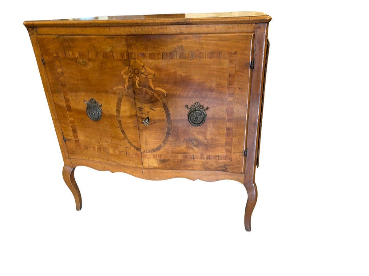 piccola credenza emiliana con sportelli laterali e fronte mosso