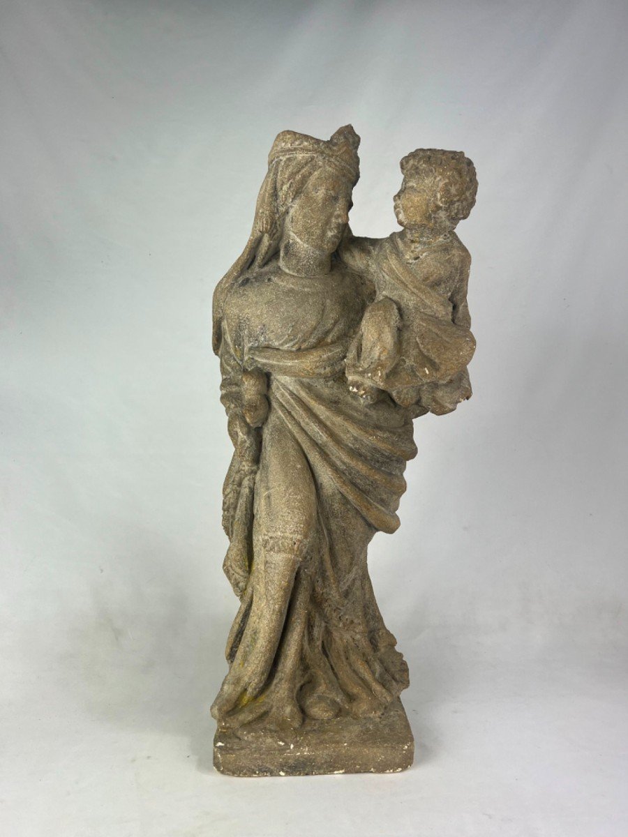 Scultura in pietra raffigurante Madonna col Bambino