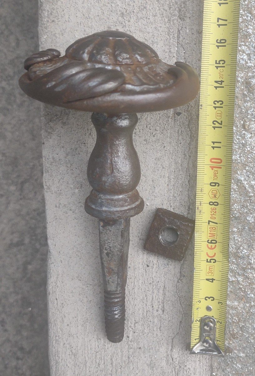 Grosso pomolo di porta in ferro forgiato e scolpito  XVIII secolo-photo-2