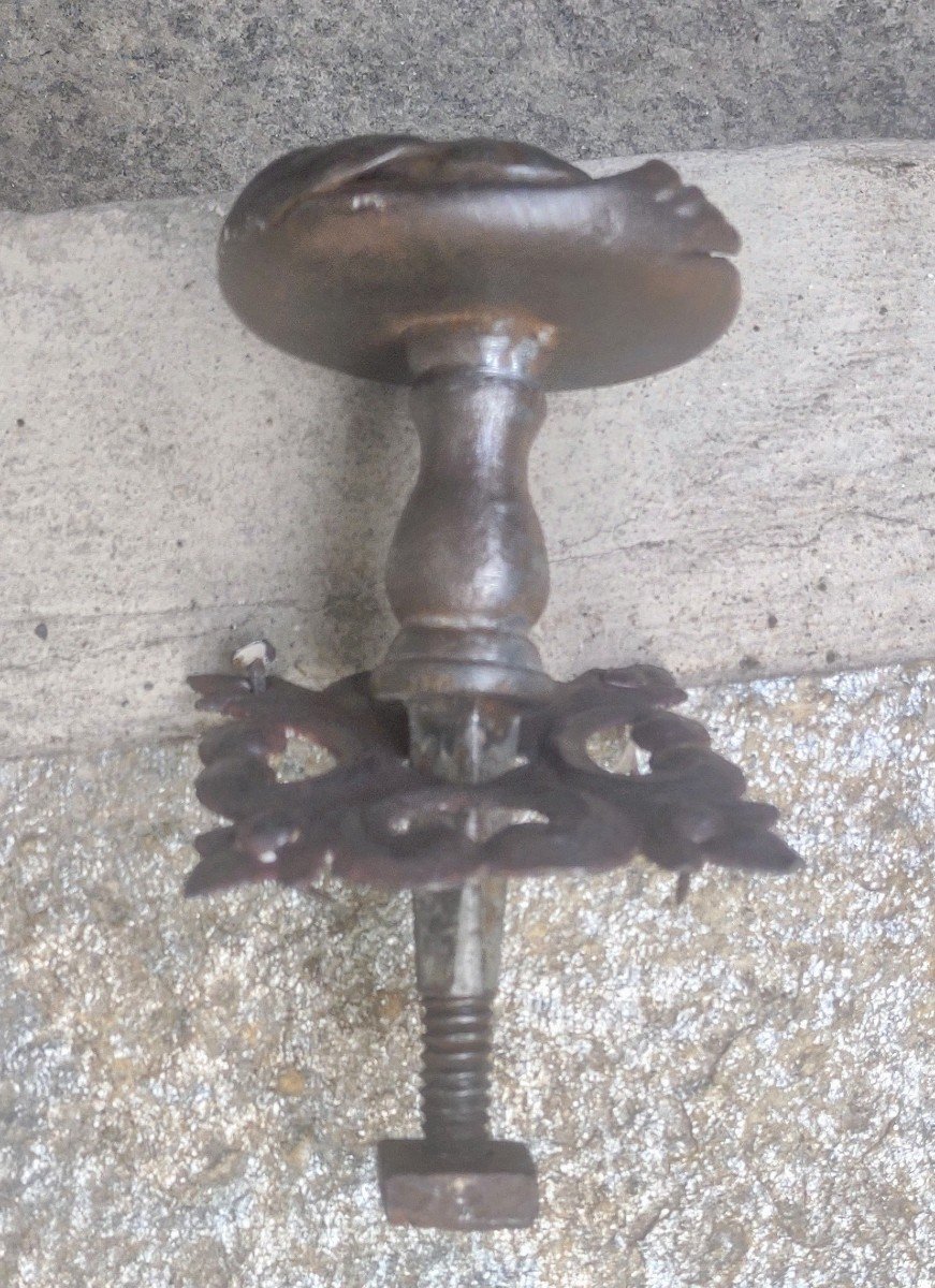 Grosso pomolo di porta in ferro forgiato e scolpito  XVIII secolo-photo-3