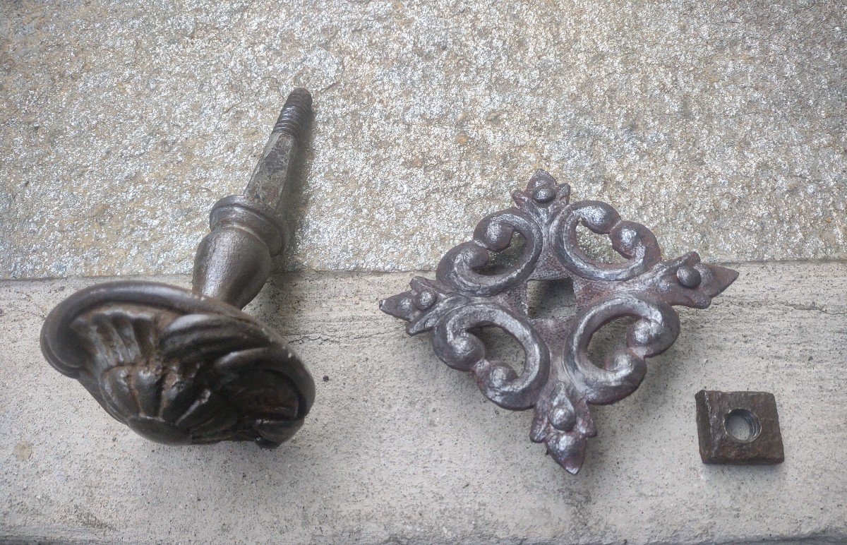 Grosso pomolo di porta in ferro forgiato e scolpito  XVIII secolo-photo-4