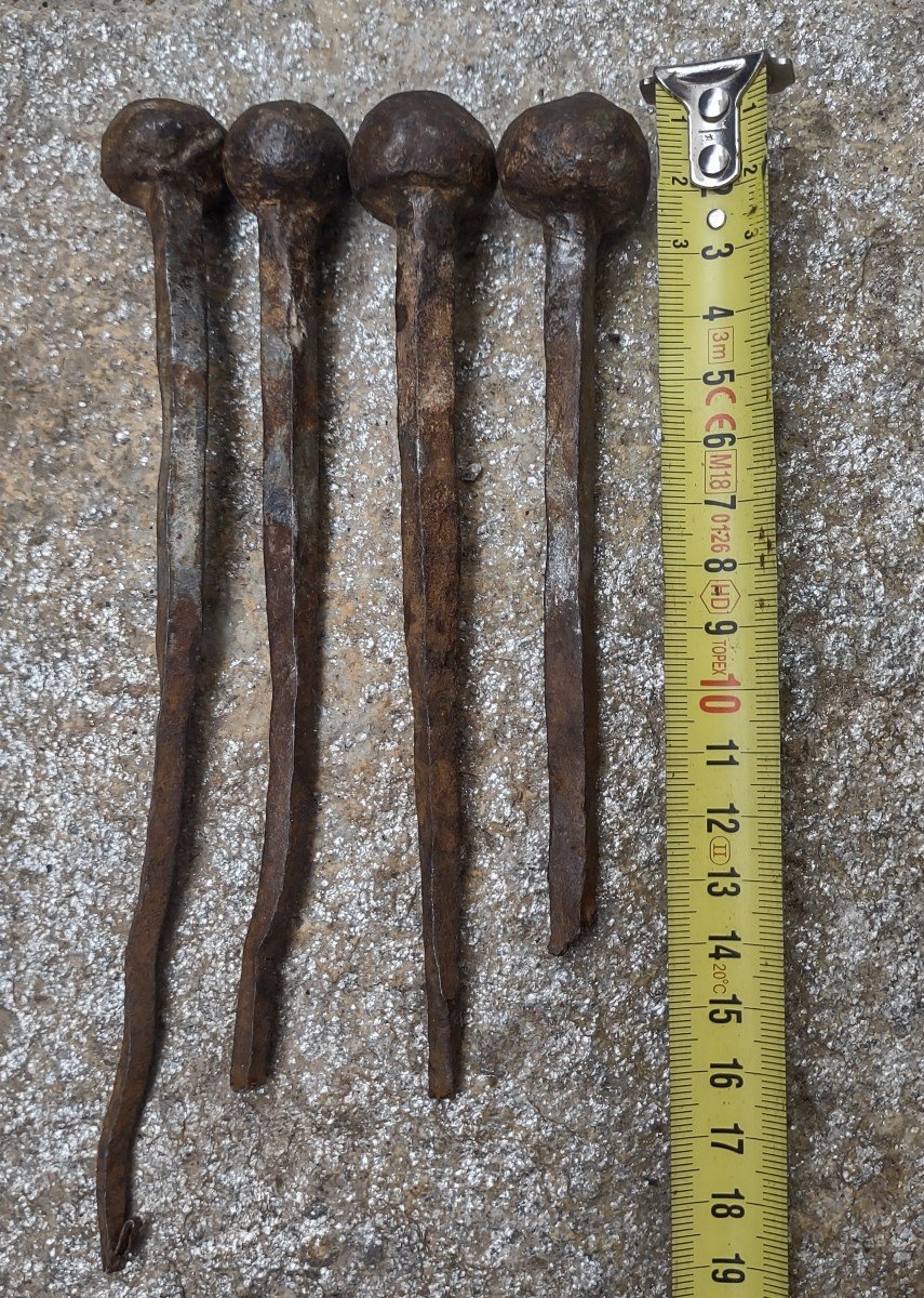 4 Enormi chiodi in ferro forgiato e sbalzato XVII secolo-photo-2