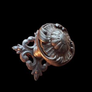 Grosso pomolo di porta in ferro forgiato e scolpito  XVIII secolo