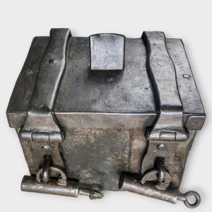 Elemosiniere in ferro forgiato XVII con 2 lucchetti 