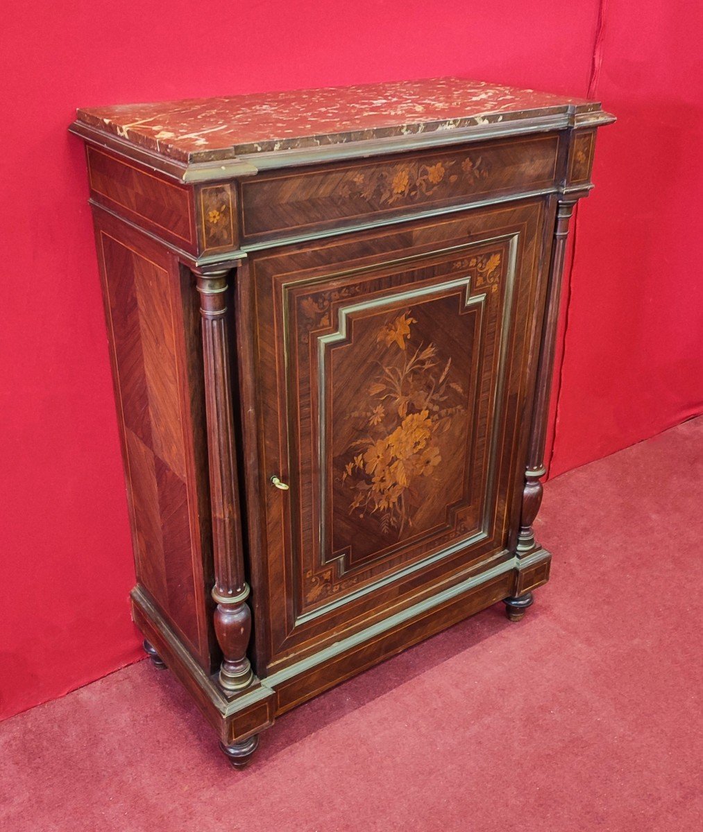 Piccola credenza intarsiata