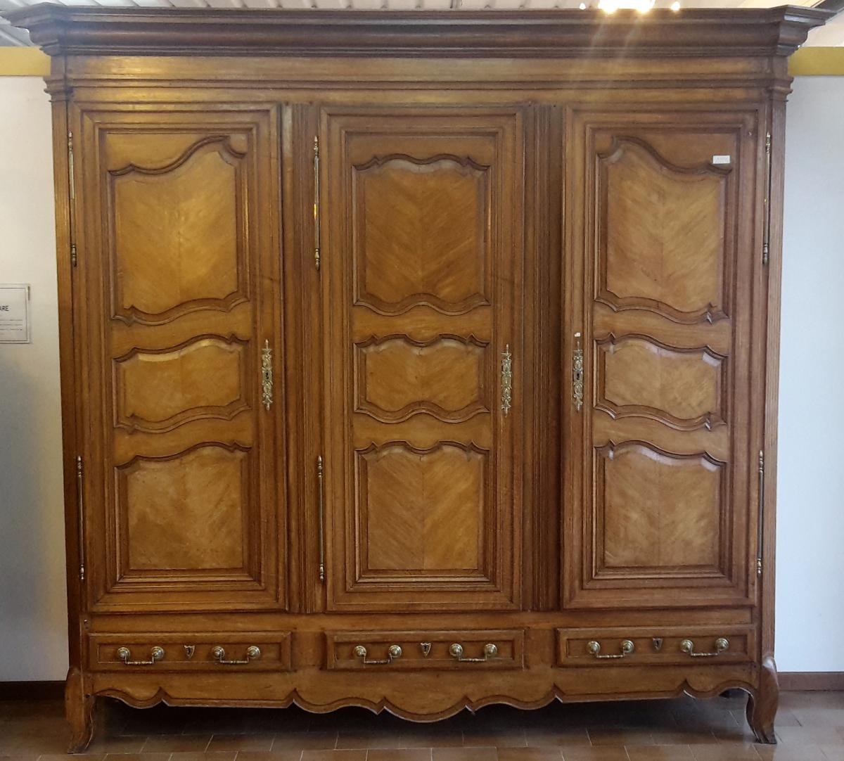 Provençal Armoire à Trois Portes