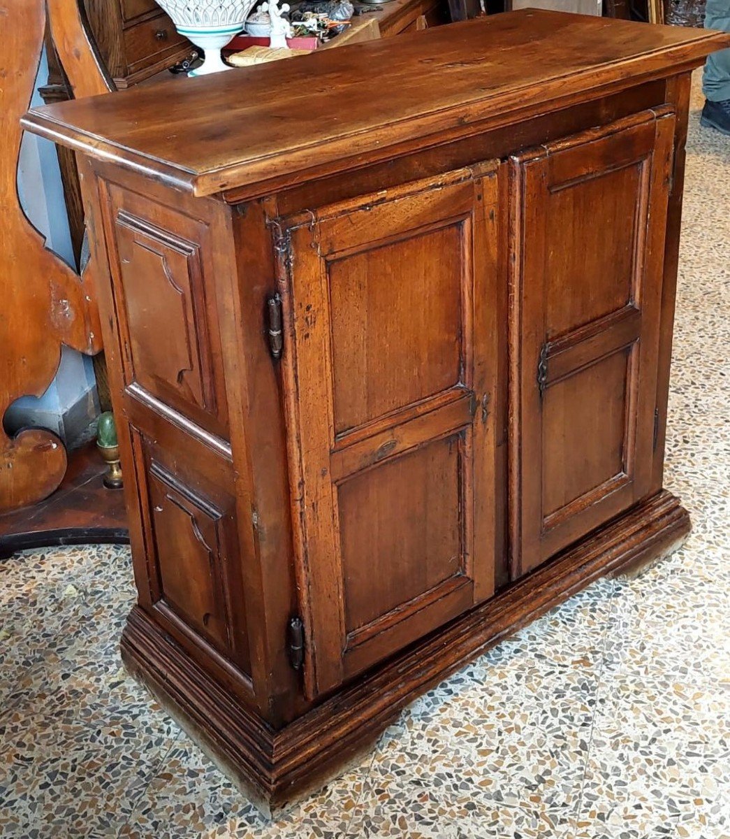 Rara piccola credenza in noce FINE XVII INIZI XVIII SECOLO