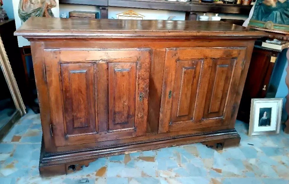 Grande credenza antica in noce italia settentrionale XVII secolo