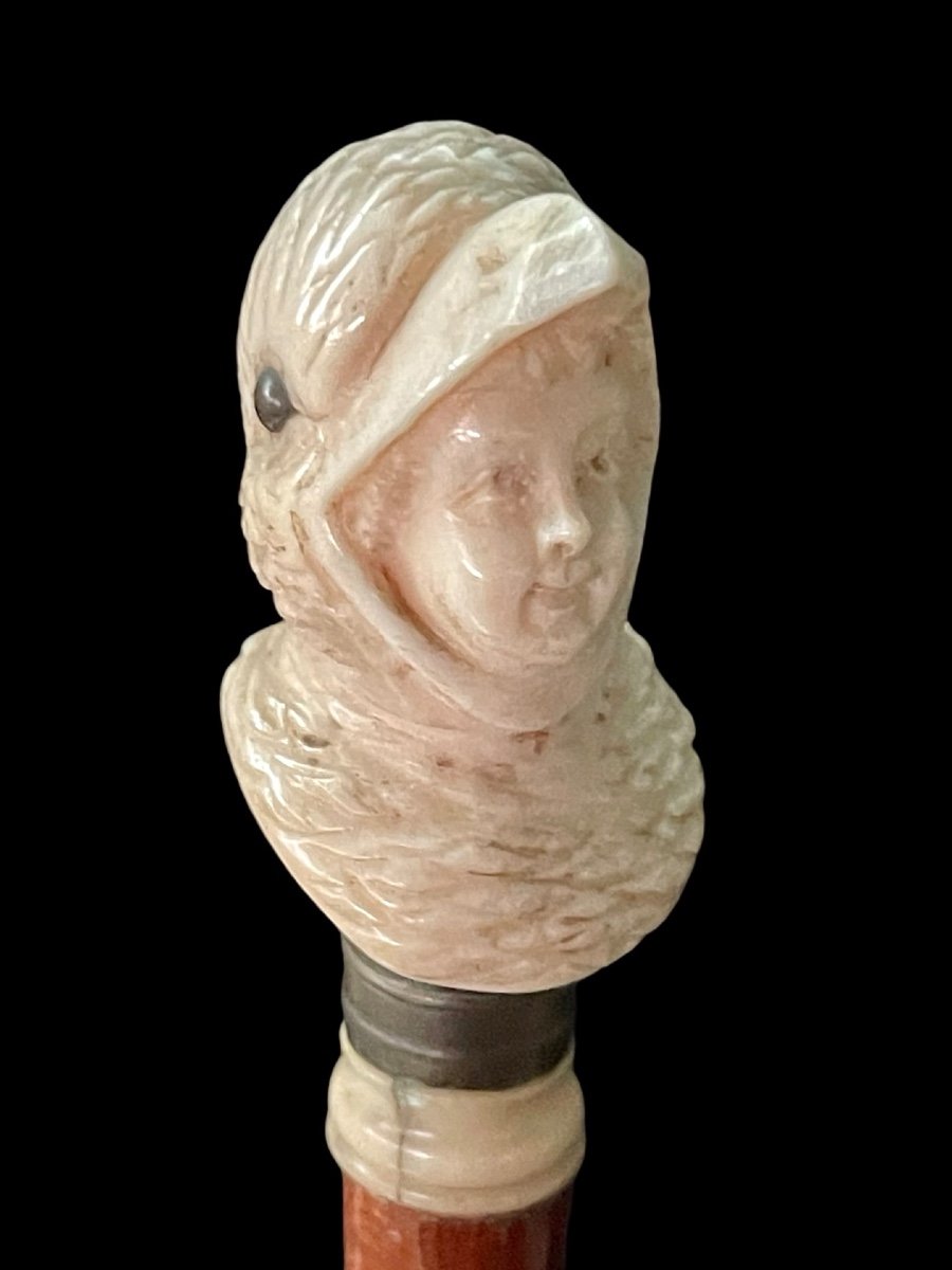 Bastone con pomolo in avorio raffigurante busto di bimbo mascherato da uccello.