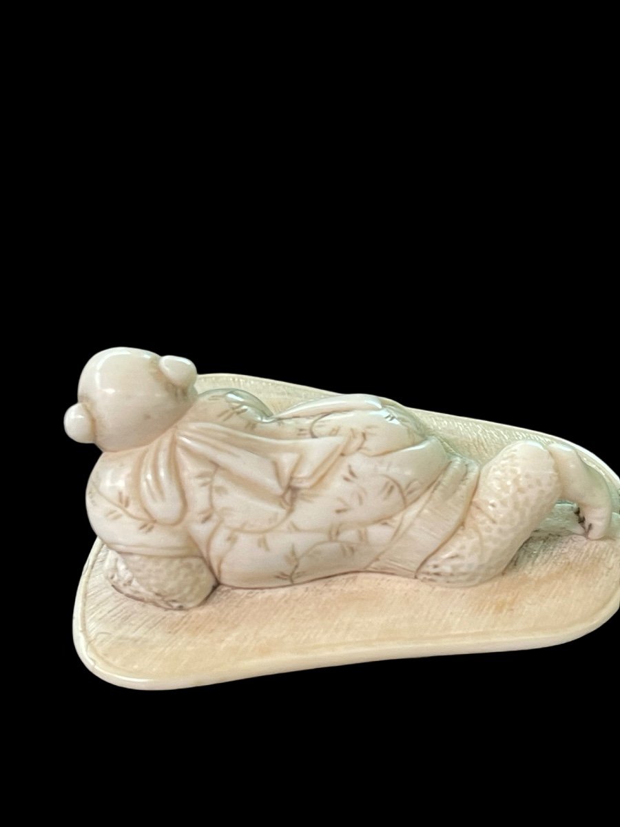 Netsuke in avorio raffigurante personaggio maschile -photo-2