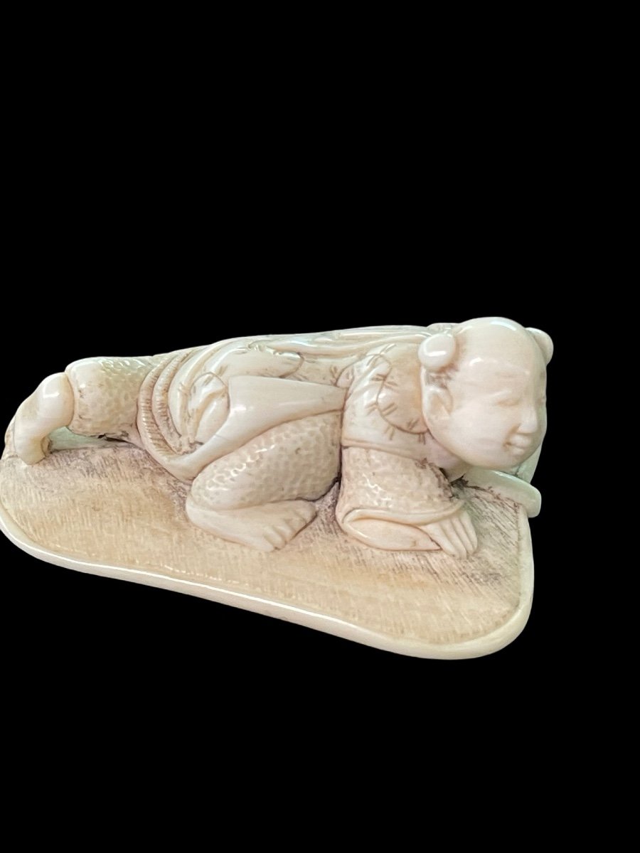 Netsuke in avorio raffigurante personaggio maschile 