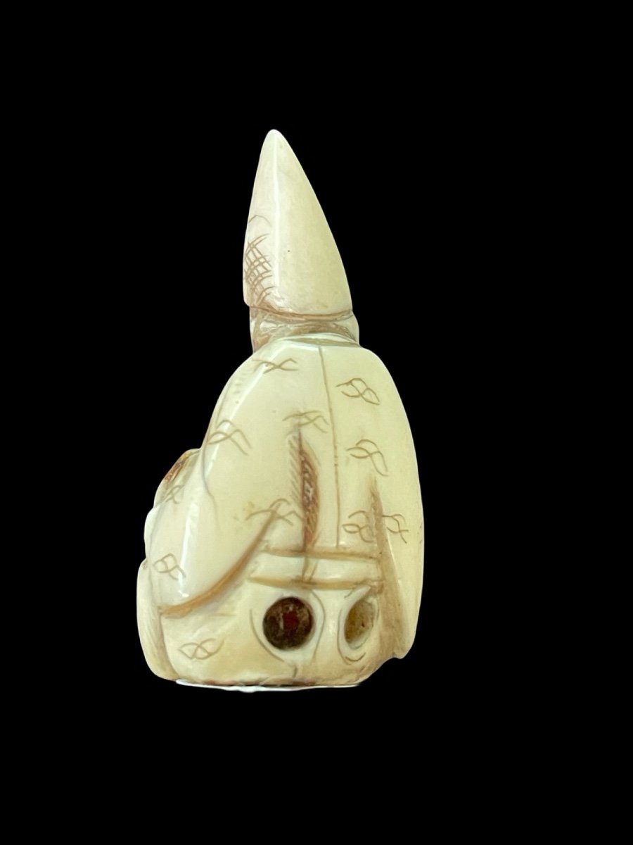 Netsuke in avorio raffigurante personaggio maschile -photo-2