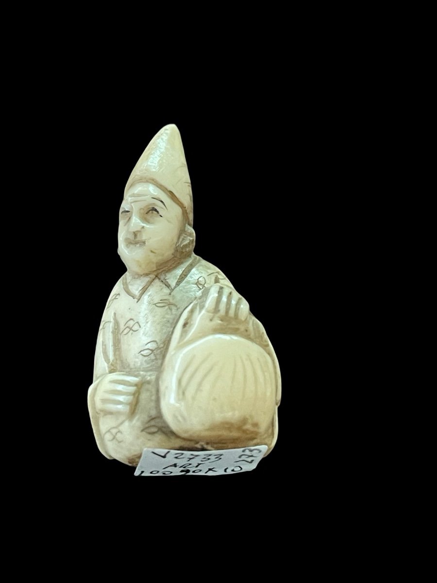 Netsuke in avorio raffigurante personaggio maschile -photo-1