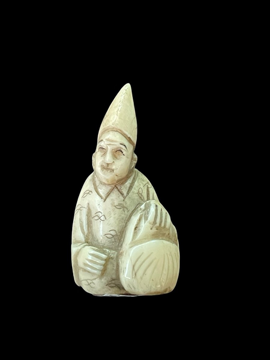 Netsuke in avorio raffigurante personaggio maschile 