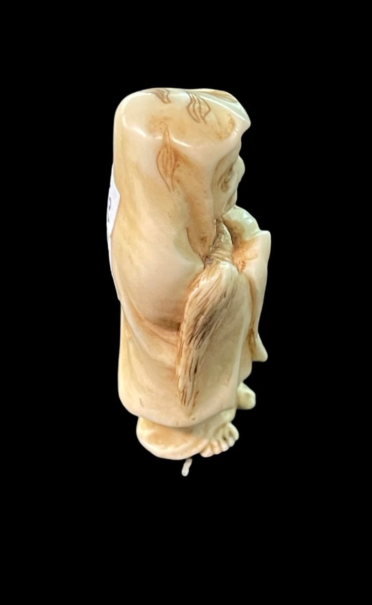 Netsuke in avorio raffigurante personaggio maschile con mantello.Giappone.-photo-2