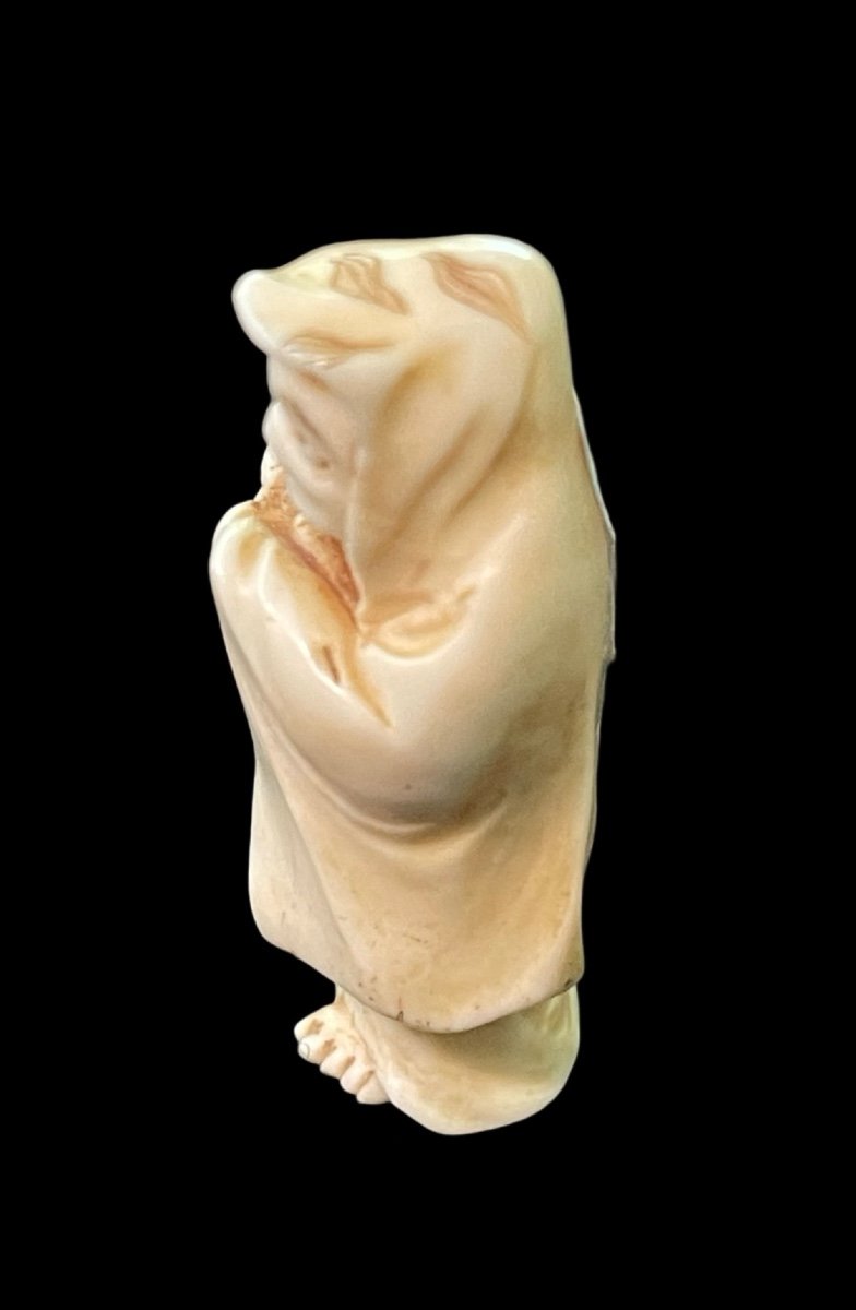 Netsuke in avorio raffigurante personaggio maschile con mantello.Giappone.-photo-3