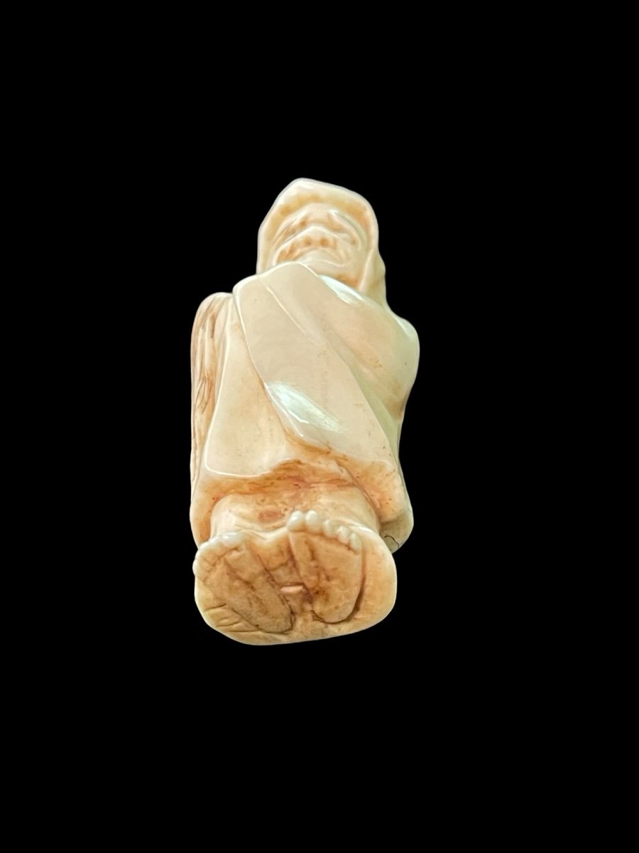 Netsuke in avorio raffigurante personaggio maschile con mantello.Giappone.-photo-2