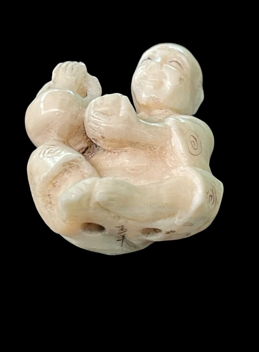 Netsuke in avorio raffigurante personaggio maschile seduto che versa il the'.-photo-2