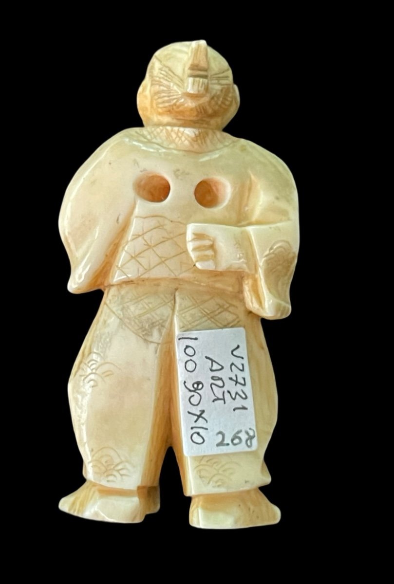 Netsuke in avorio raffigurante personaggio maschile  -photo-2