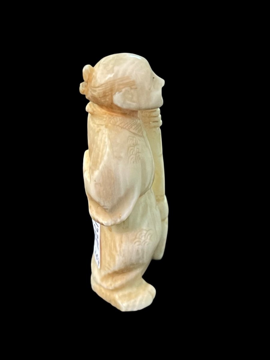 Netsuke in avorio raffigurante personaggio maschile  -photo-4