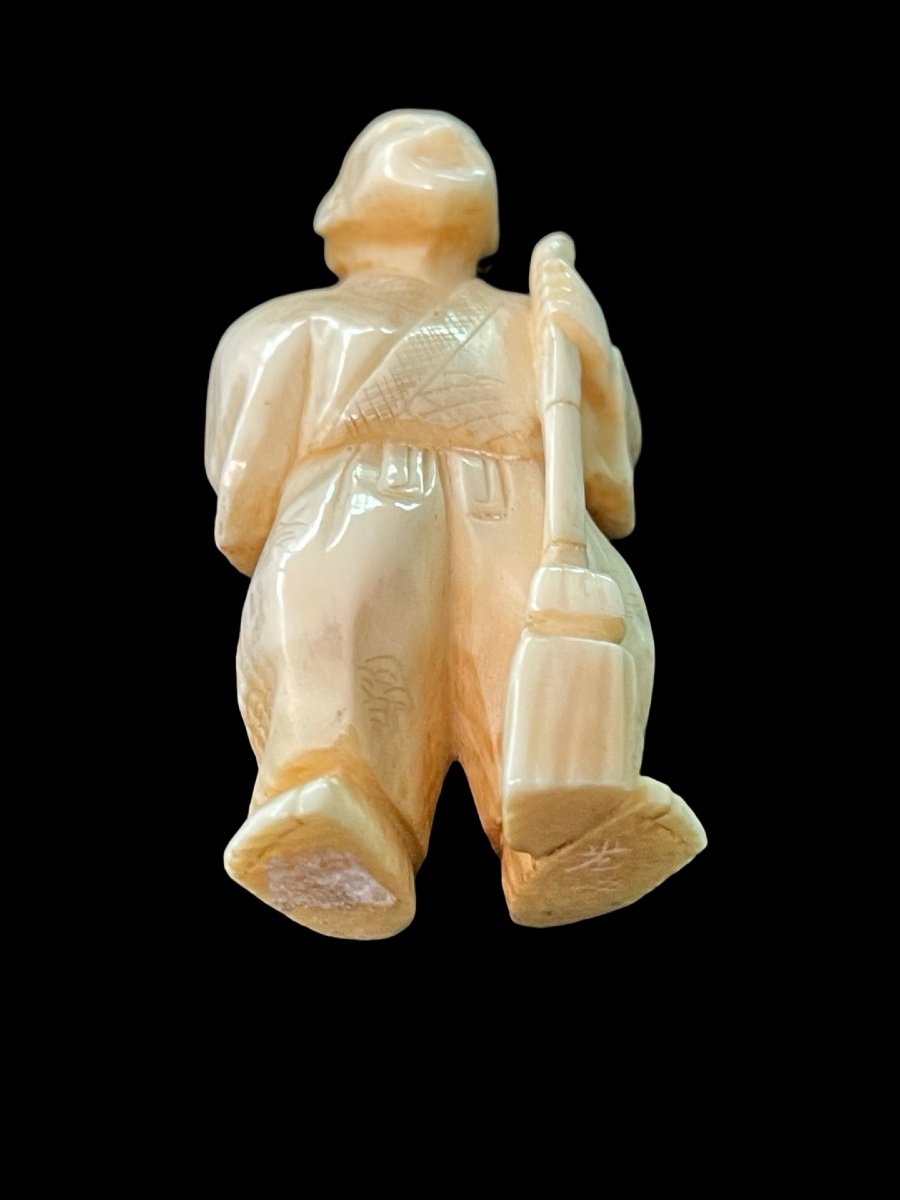 Netsuke in avorio raffigurante personaggio maschile  -photo-1