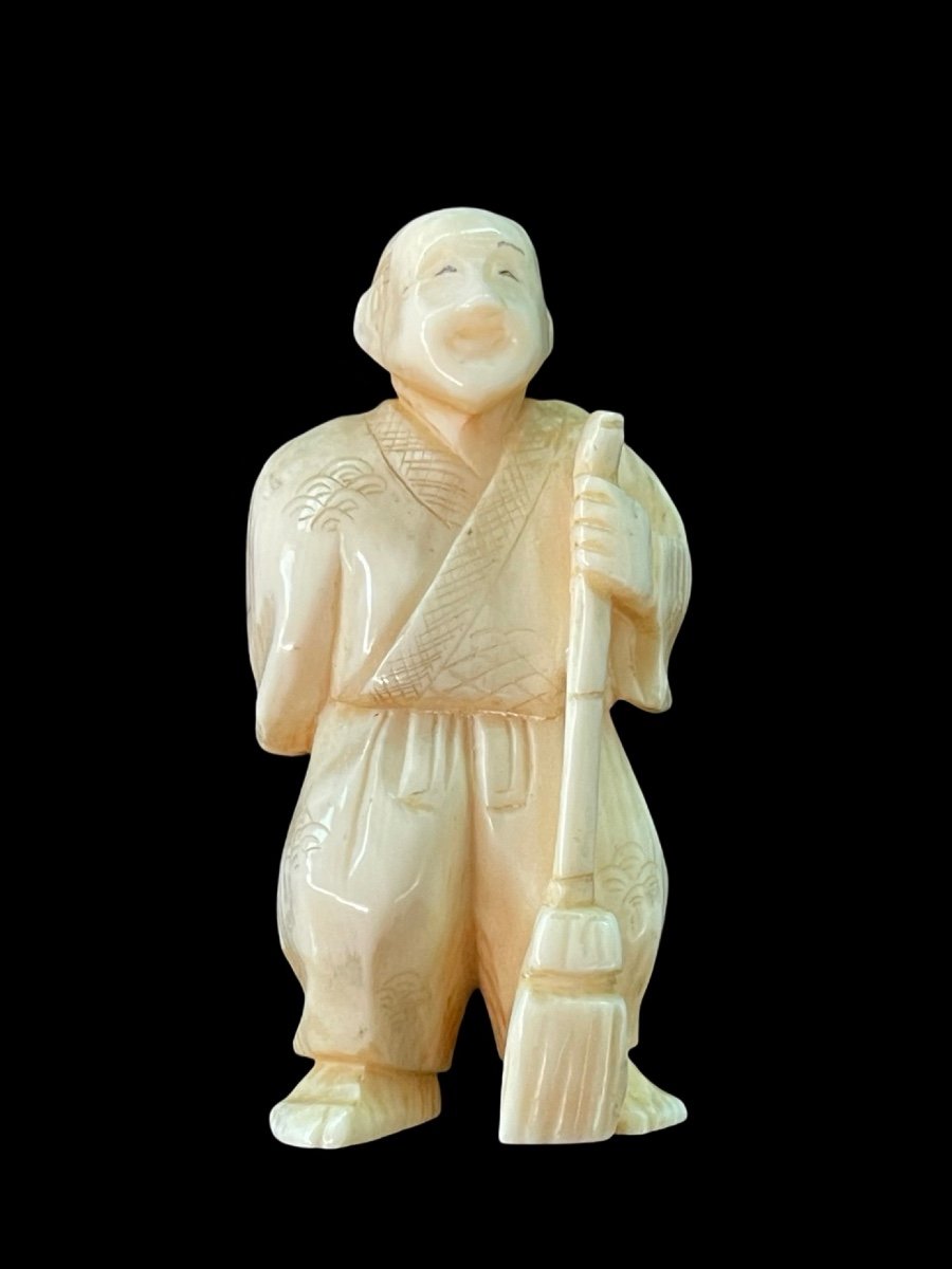 Netsuke in avorio raffigurante personaggio maschile  