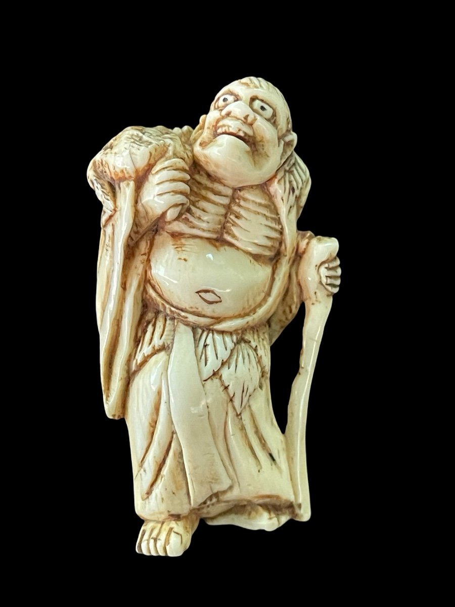 Netsuke in avorio raffigurante personaggio maschile -photo-2