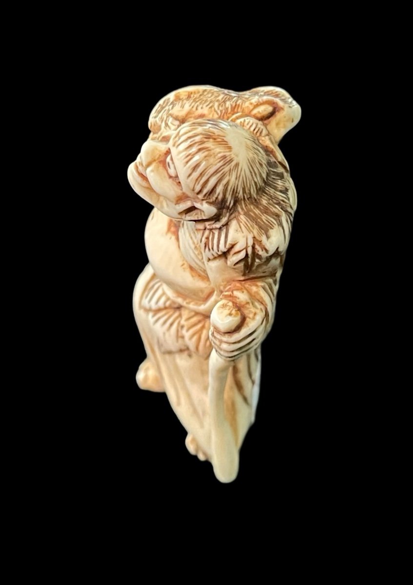 Netsuke in avorio raffigurante personaggio maschile -photo-1