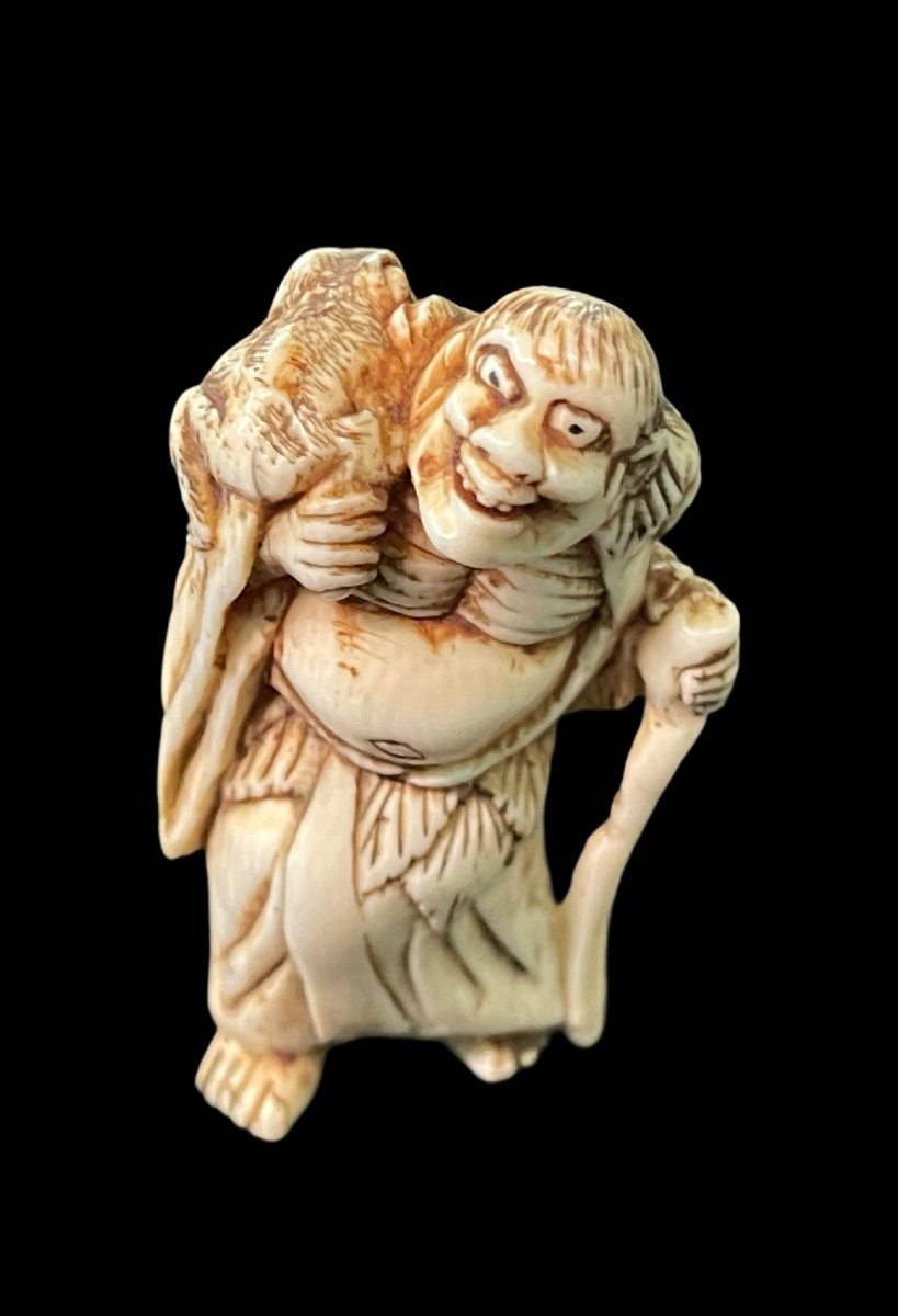 Netsuke in avorio raffigurante personaggio maschile 