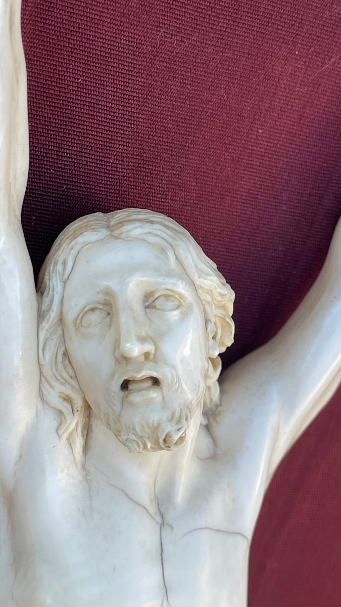 Cristo  scolpito  in un unico pezzo d'avorio .(non con braccia aggiunte-photo-3