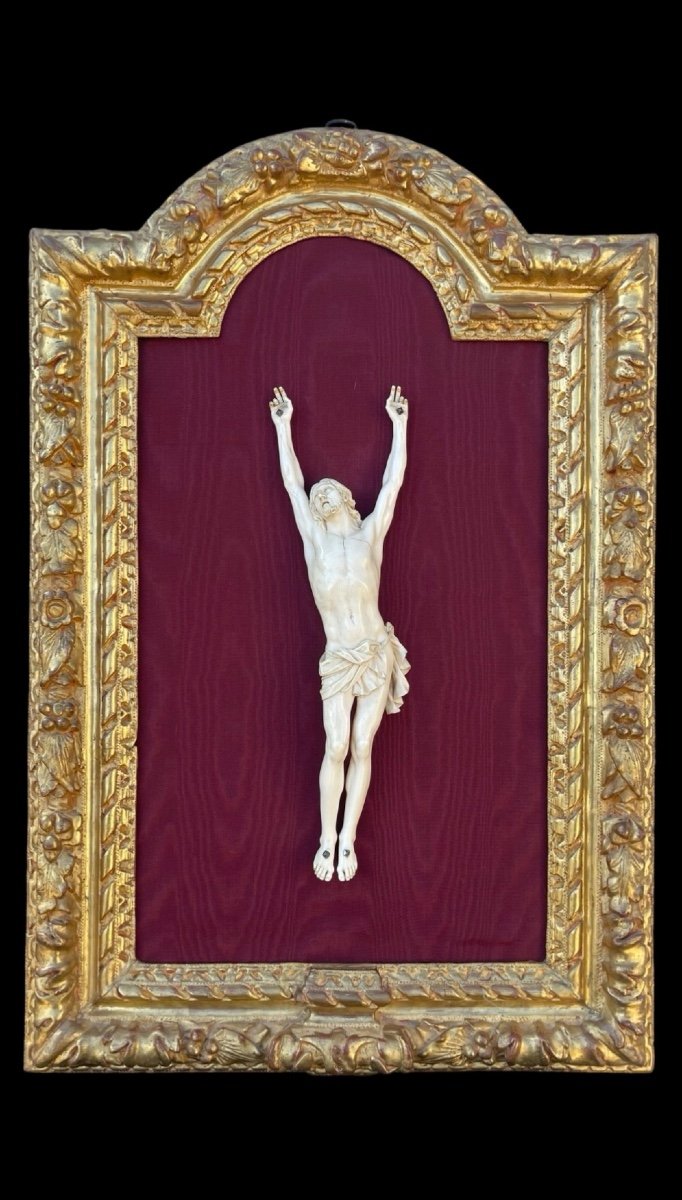 Cristo  scolpito  in un unico pezzo d'avorio .(non con braccia aggiunte