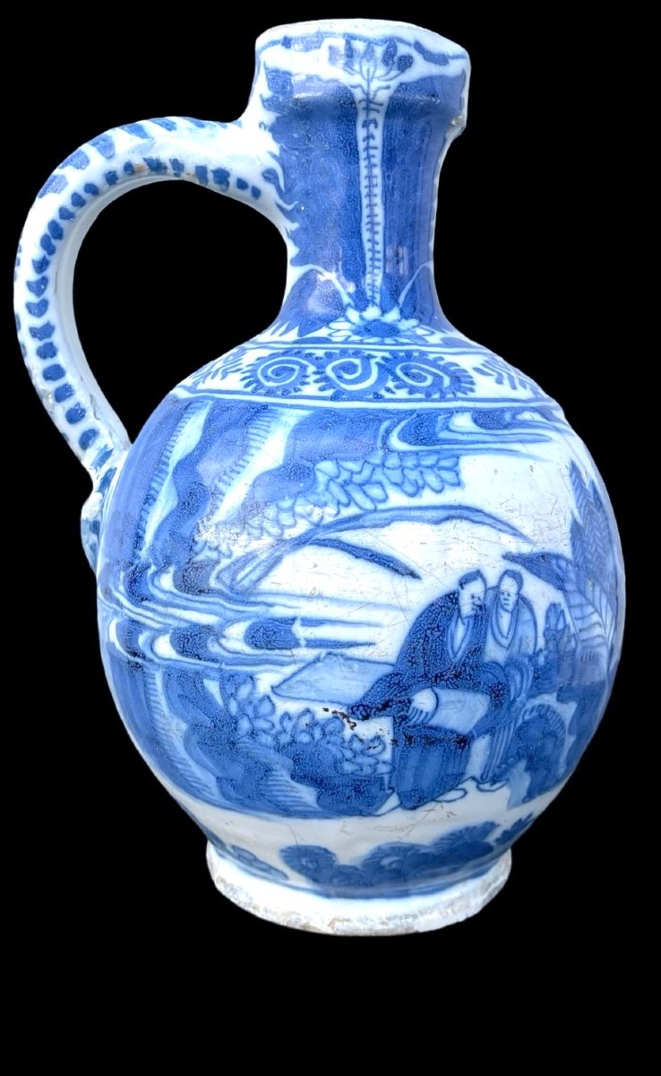 Versatoio in maiolica in monocromia turchina con coppia di personaggi