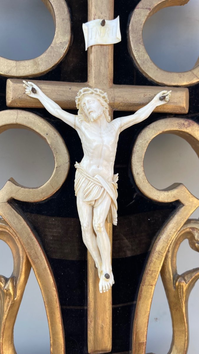 Cristo in avorio su cornice-acquasantiera  in legno intagliato e foglia oro-photo-1