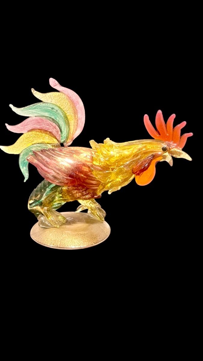 Scultura a forma di gallo in vetro pesante policromo con inclusione foglia oro.