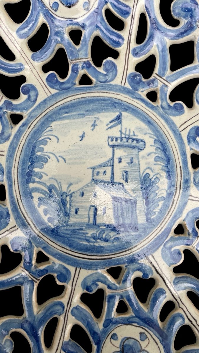 piatto in maiolica traforata di forma ottagonale con decoro rocaille in monocromia turchina -photo-4