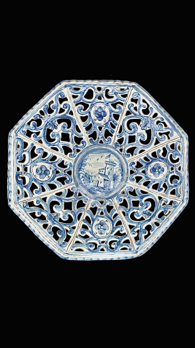 piatto in maiolica traforata di forma ottagonale con decoro rocaille in monocromia turchina 