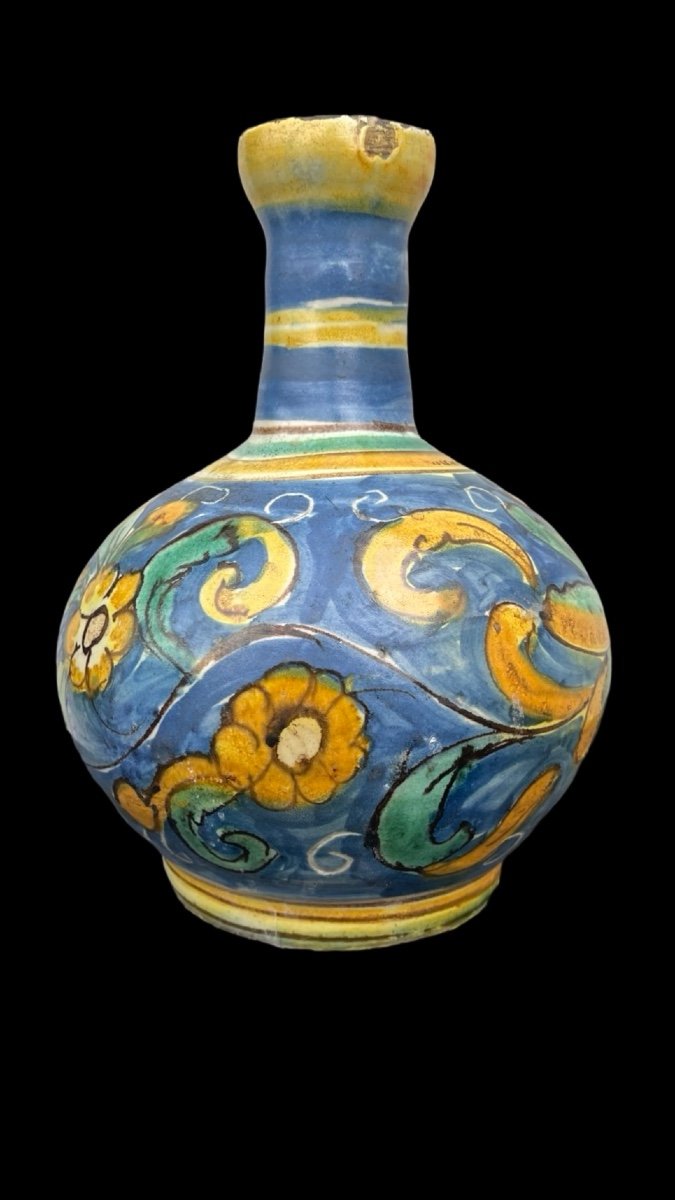 Vaso bottiglia in maiolica a corpo globulare e collo stretto con bordo estroflesso.-photo-2