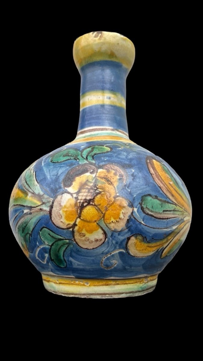 Vaso bottiglia in maiolica a corpo globulare e collo stretto con bordo estroflesso.-photo-1