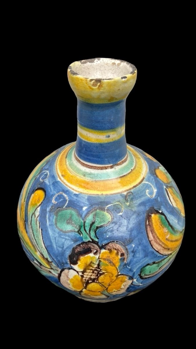 Vaso bottiglia in maiolica a corpo globulare e collo stretto con bordo estroflesso.-photo-2