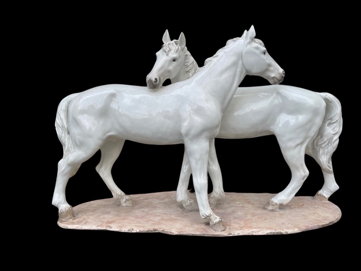 Scultura in ceramica con base raffigurante coppia di cavalli.Manifattura Mollica. 