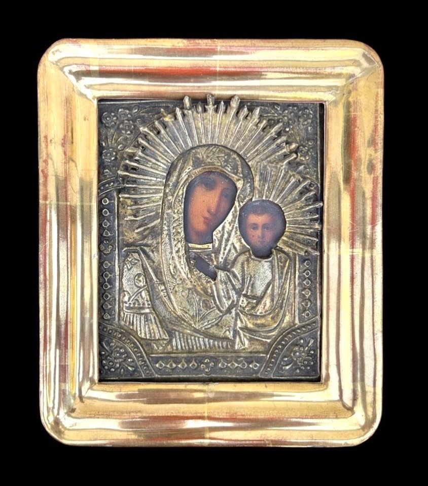 Icona raffigurante Madonna con Bambino con viso dipinto e struttura in lamina d’argento.