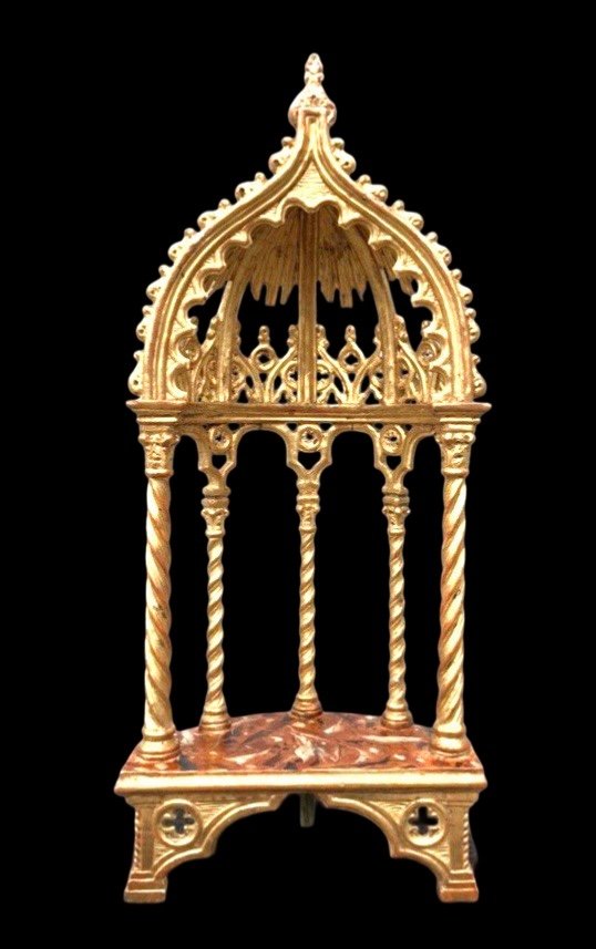 Supporto tipo ‘baldacchino’ neogotico in legno e foglia oro con base marmorizzata. 