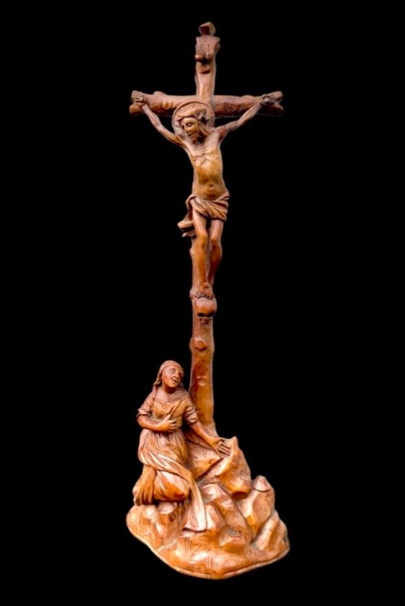 Piccola scultura in legno di bosso raffigurante Cristo in Croce e Maddalena. 