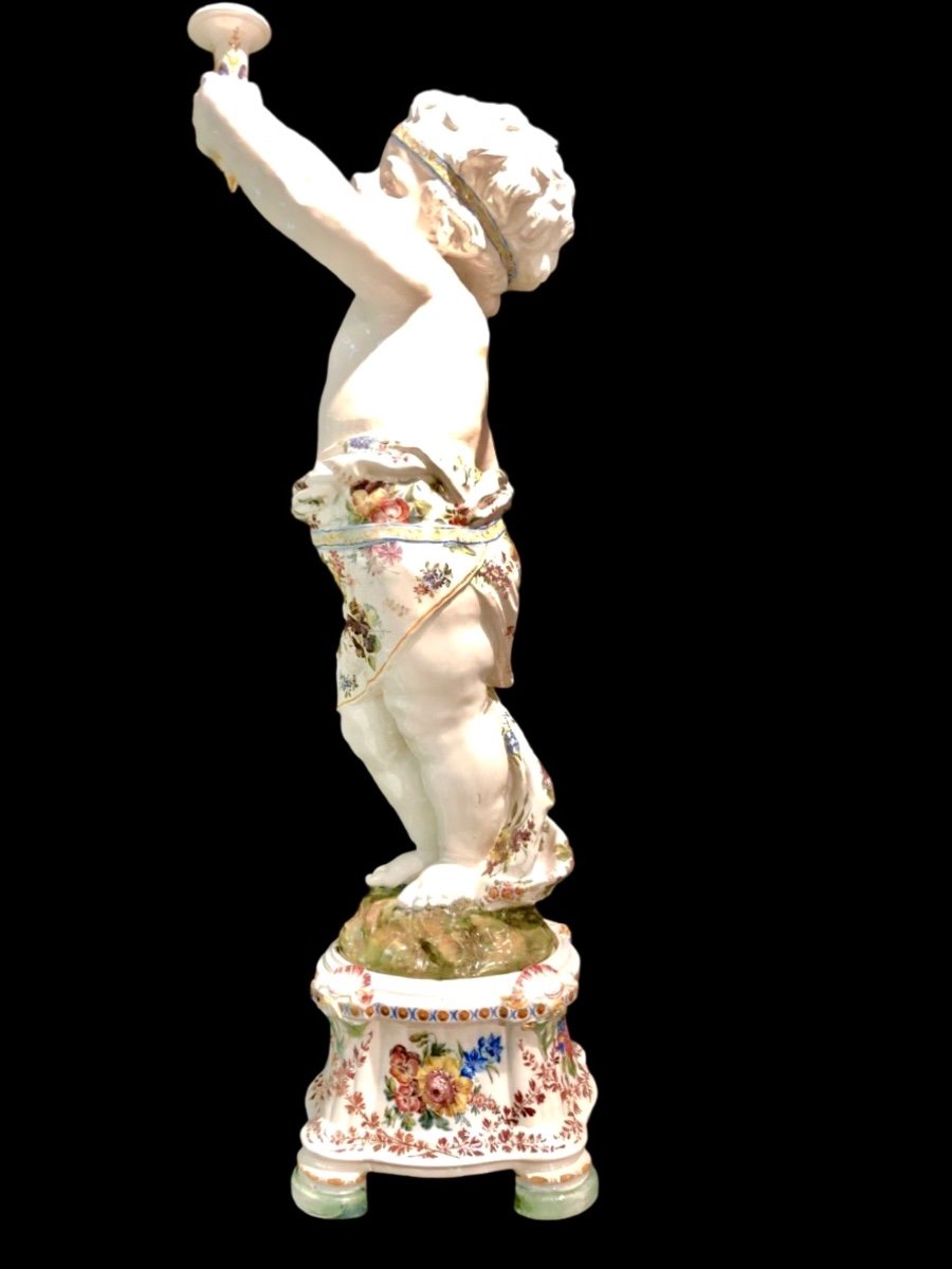 Coppia di grandi candelieri putti in maiolica a decoro floreale policromo.-photo-1